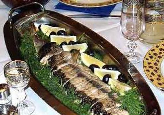 Fırında pişmiş bütün mersin balığı: en iyi tarifler