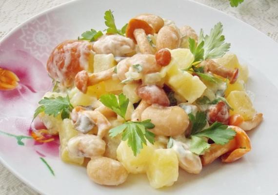 Country salad with pickled mushrooms